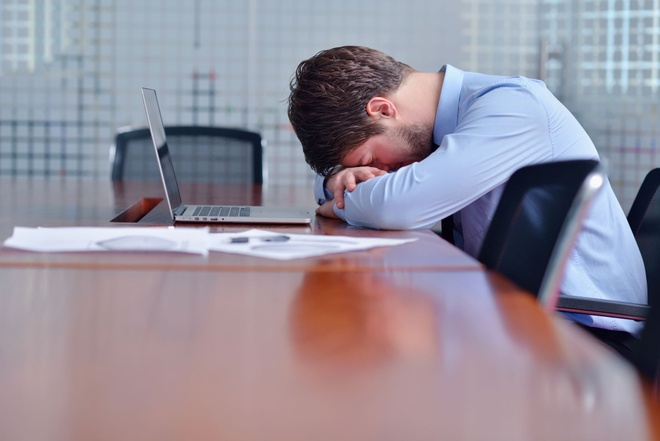 Vừa ngủ trưa dậy đã làm việc ngay khiến bạn thấy mệt mỏi, buồn ngủ và căng thẳng hơn vào buổi chiều